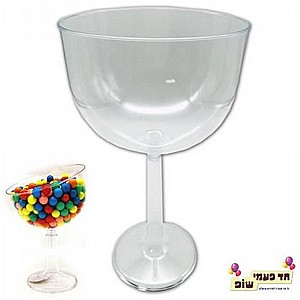 גביע עגול נטוי לצד גביע עגול נטוי לצד